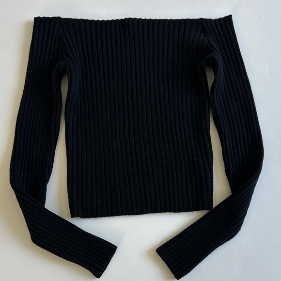 Elegant Black Off-the-Shoulder Sweater - Picture 1 of 2